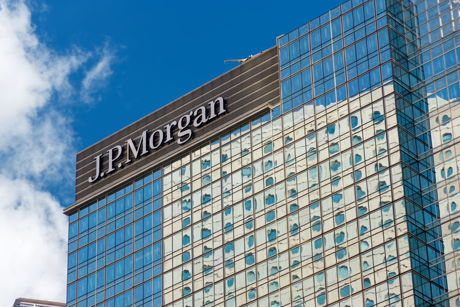 JPMorgan sees drop in investment banking fees, bets on AI and efficiency